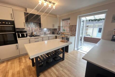 4 bedroom terraced house for sale