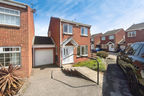 3 bedroom link detached house for sale