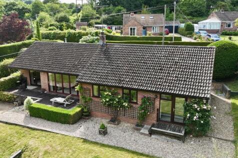 Newent GL18 4 bed detached bungalow for sale