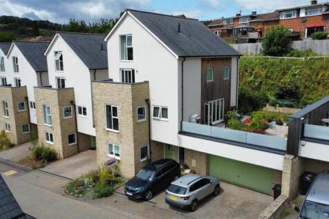 5 bedroom link detached house for sale