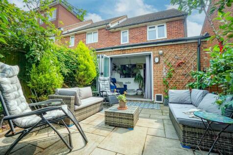 4 bedroom end of terrace house for sale