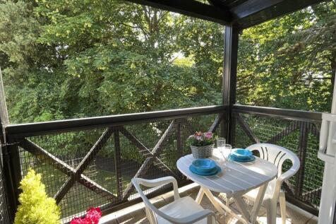 3 bedroom flat for sale