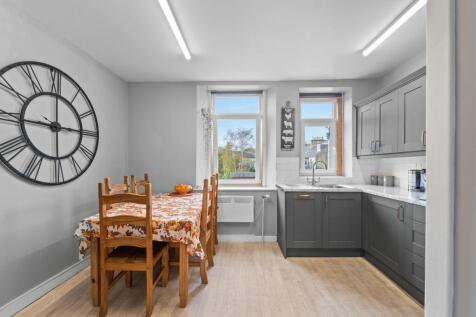 4 bedroom maisonette for sale