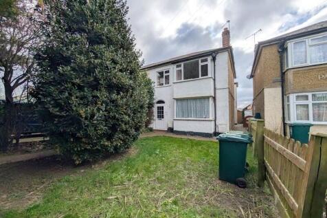 London Road, Ashford, TW15 3 bed maisonette for sale