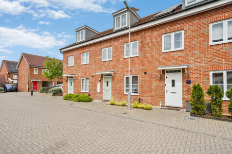 Buttercup Lane, Woodley, Reading 3 bed terraced house for sale