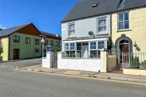 4 bedroom end of terrace house for sale