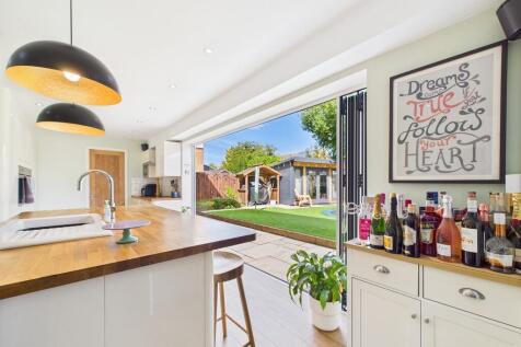 5 bedroom detached house for sale