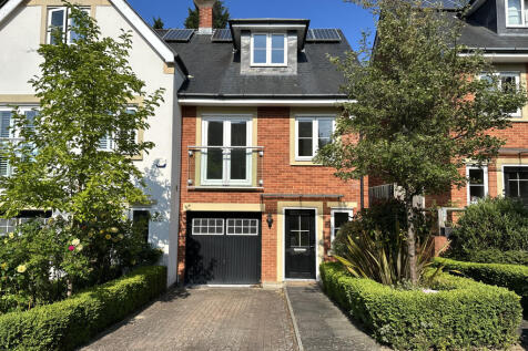 SOUTH LEATHERHEAD 3 bed townhouse for sale