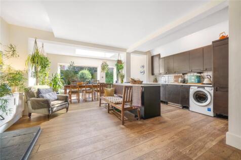 5 bedroom semi-detached house for sale
