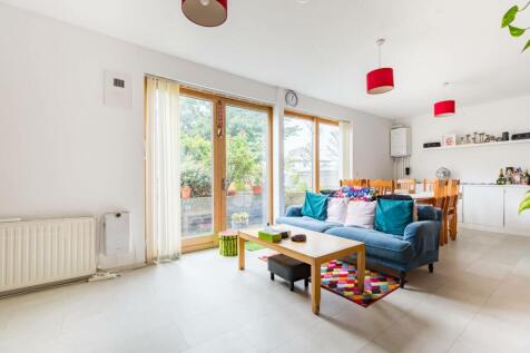 Evelyn Road, Silvertown, London, E16 2 bed flat for sale