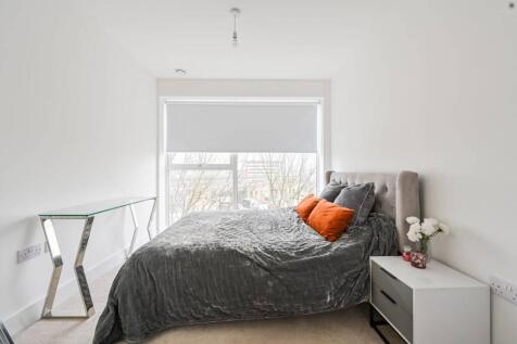 Pontoon Reach, Docklands, London, E16 3 bed flat for sale