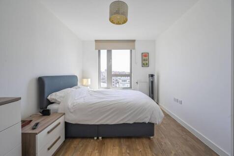 Waterside Heights, Docklands, London... 2 bed flat for sale