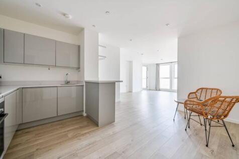 Falconbrook Gardens, Canning Town... 2 bed flat for sale