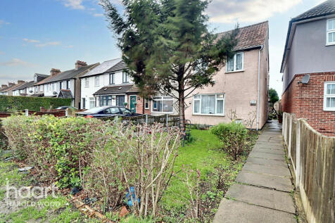 Straight Road, Romford 3 bed end of terrace house for sale