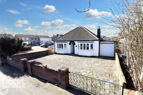 Straight Road, Romford 3 bed detached bungalow for sale