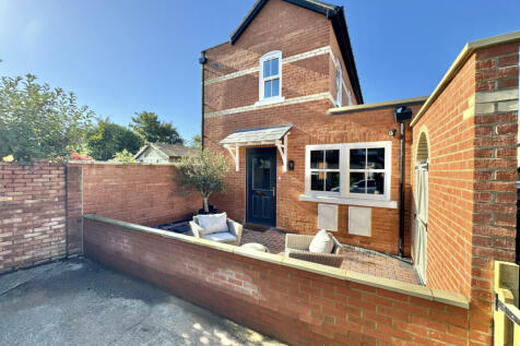 2 bedroom detached house for sale