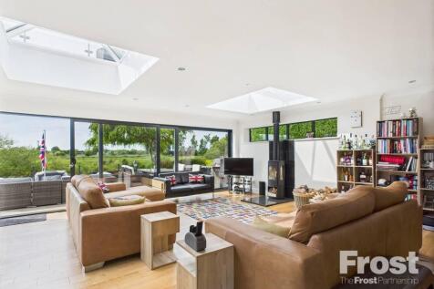 The Avenue, Wraysbury... 3 bed detached house for sale