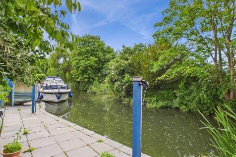 Hythe End Road, Wraysbury, Berkshire... 4 bed detached house for sale