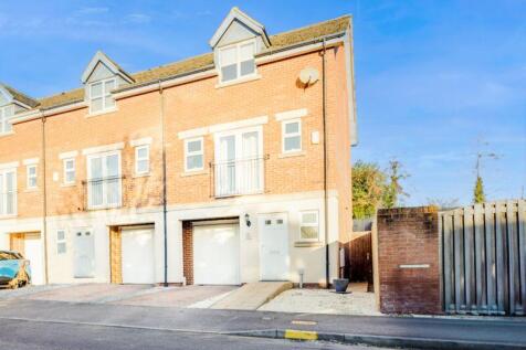 3 bedroom town house for sale