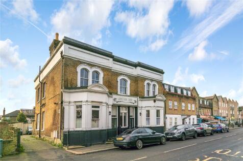 Station Road, Hampton 2 bed apartment for sale