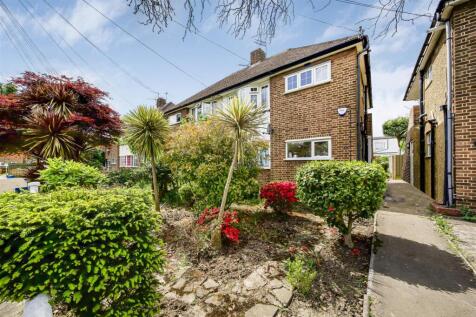 Bramley Close, Twickenham 2 bed maisonette for sale