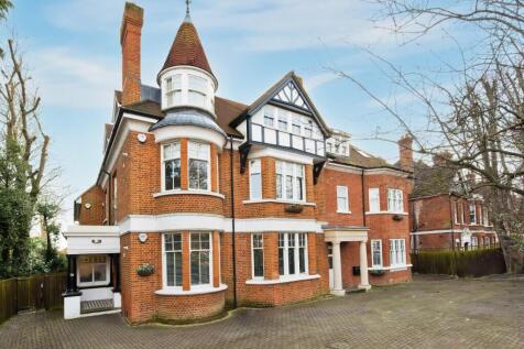 Bridge Road, East Molesey, Surrey, KT8 2 bed apartment for sale