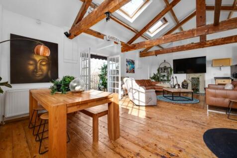 Bridge Road, East Molesey, Surrey, KT8 3 bed link detached house for sale