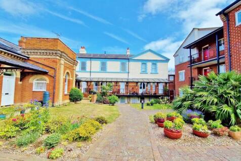 2 bedroom maisonette for sale