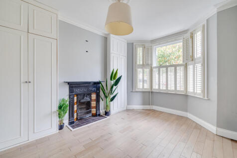 Bronsart Road, Fulham, London 2 bed flat for sale