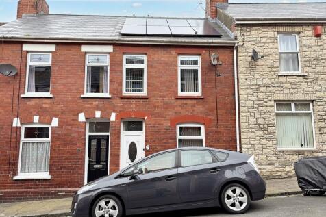 3 bedroom terraced house for sale