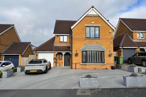 Turnberry Gardens, Tingley 4 bed detached house for sale