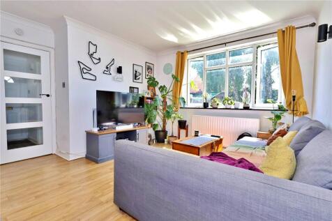 Courtenay Road, Woking, Surrey, GU21 2 bed maisonette for sale