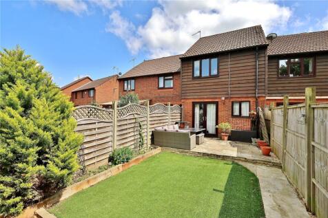 Huntingdon Road, Woking, Surrey, GU21 3 bed terraced house for sale