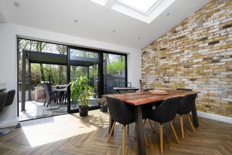 5 bedroom semi-detached house for sale