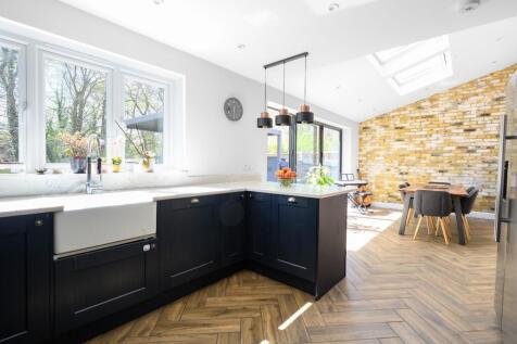 5 bedroom semi-detached house for sale