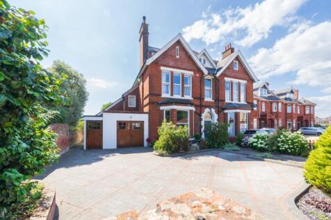 5 bedroom semi-detached house for sale