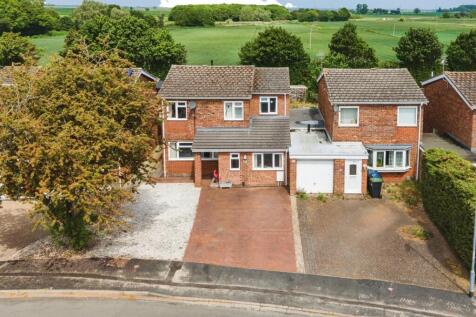 4 bedroom link detached house for sale