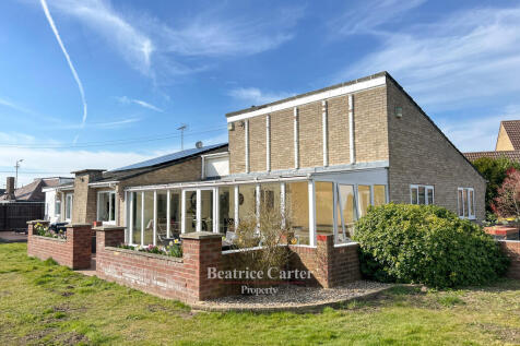 Hawthorn Walk, Bury St. Edmunds IP28 4 bed detached bungalow for sale
