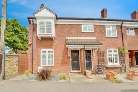 End of terrace house for sale