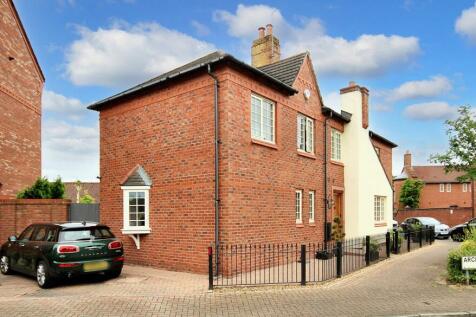 4 bedroom link detached house for sale