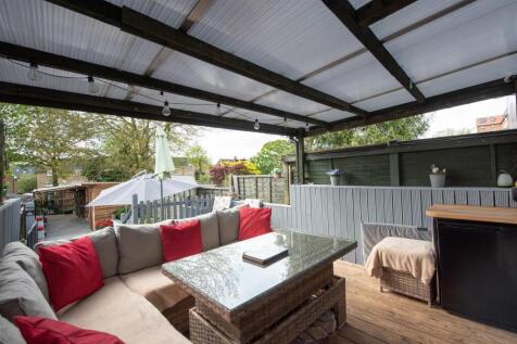 Chase Road, London N14 3 bed terraced house for sale