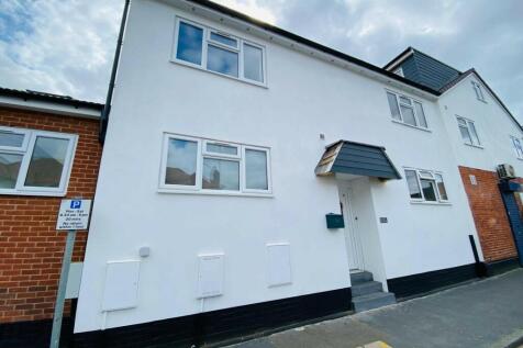 WOKING 1 bed ground floor maisonette for sale