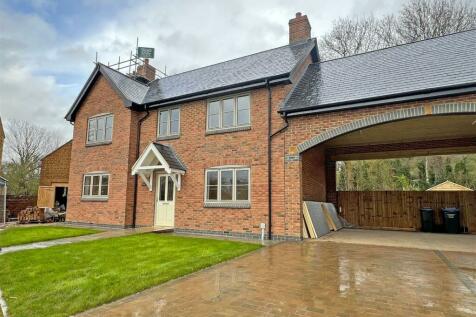 4 bedroom link detached house for sale