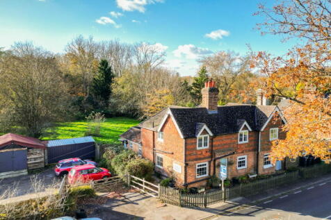 2953sqft Family Home In Hurst Green 6 bed detached house for sale