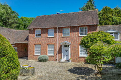 Available With No Onward Chain In... 3 bed mews for sale