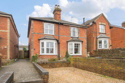 Hare Lane, Farncombe, Godalming, GU7 3 bed semi