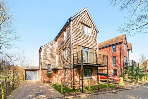 Chervil Close, Godalming, GU7 4 bed detached house for sale