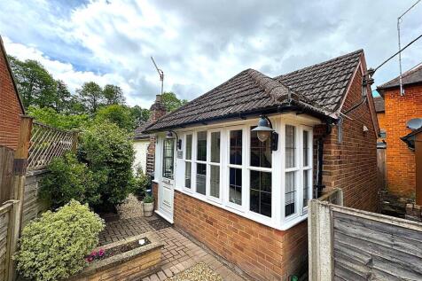 Beacon View Road, Elstead, GU8 2 bed detached house for sale