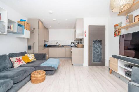 Leavesden Lodge, Watford, WD24 3 bed flat for sale