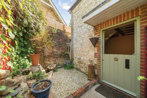 Mead Lane, Farnham, GU9 2 bed maisonette for sale